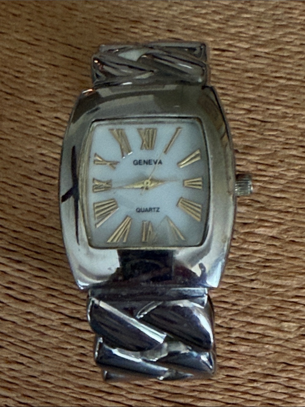 Geneva SW-103 Silver-Tone Quartz chwomen’s watch hinged clamper